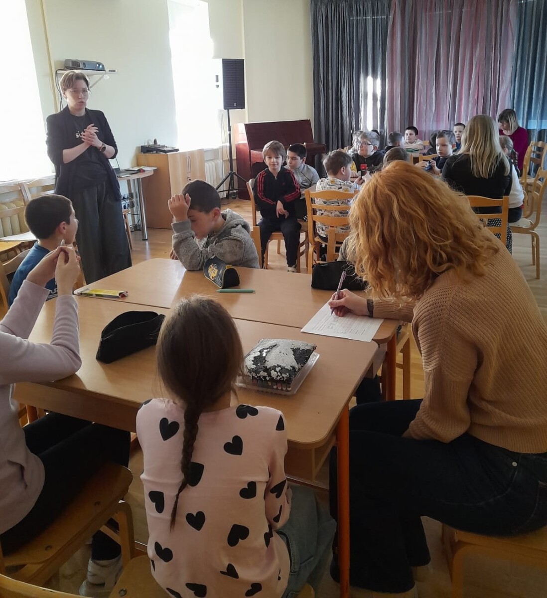 Skolēni veic uzdevumus pie galda