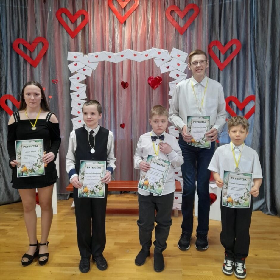 Skolēni-konkursa uzvarētāji