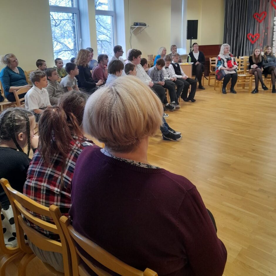 Konkursa dalībnieki sēž zālē