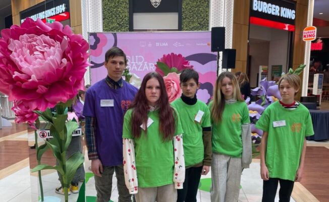 Skolēnu grupa, kuri piedalās SMU tirdziņā