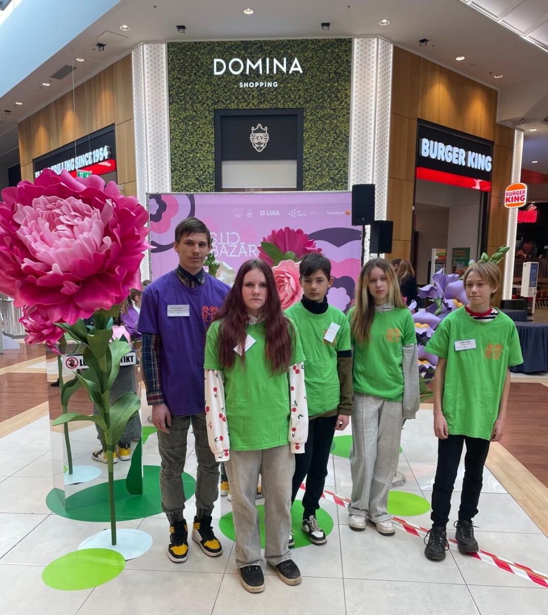 Skolēnu grupa, kuri piedalās SMU tirdziņā