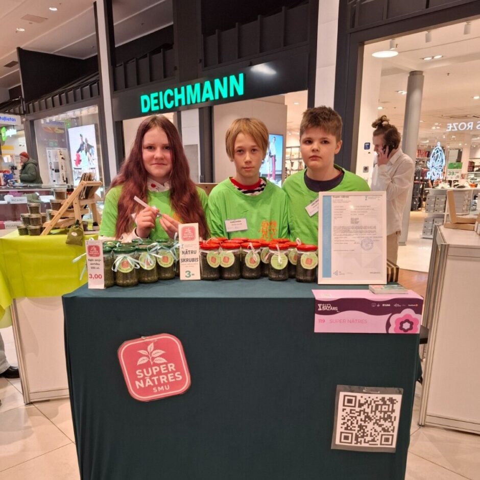Skolēni SMU tirdziņā