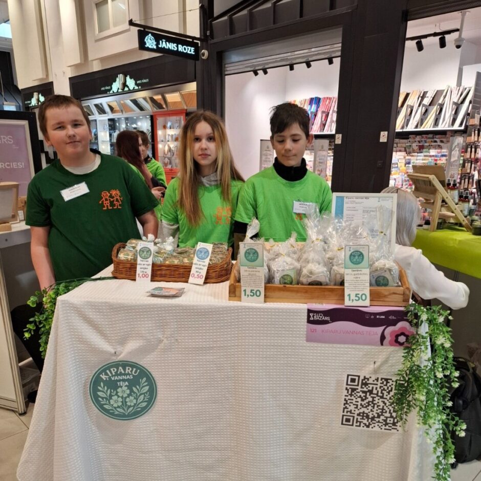 Skolēni SMU tirdziņā