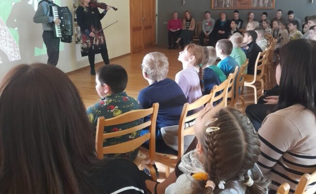 Skolēni klausās koncertu