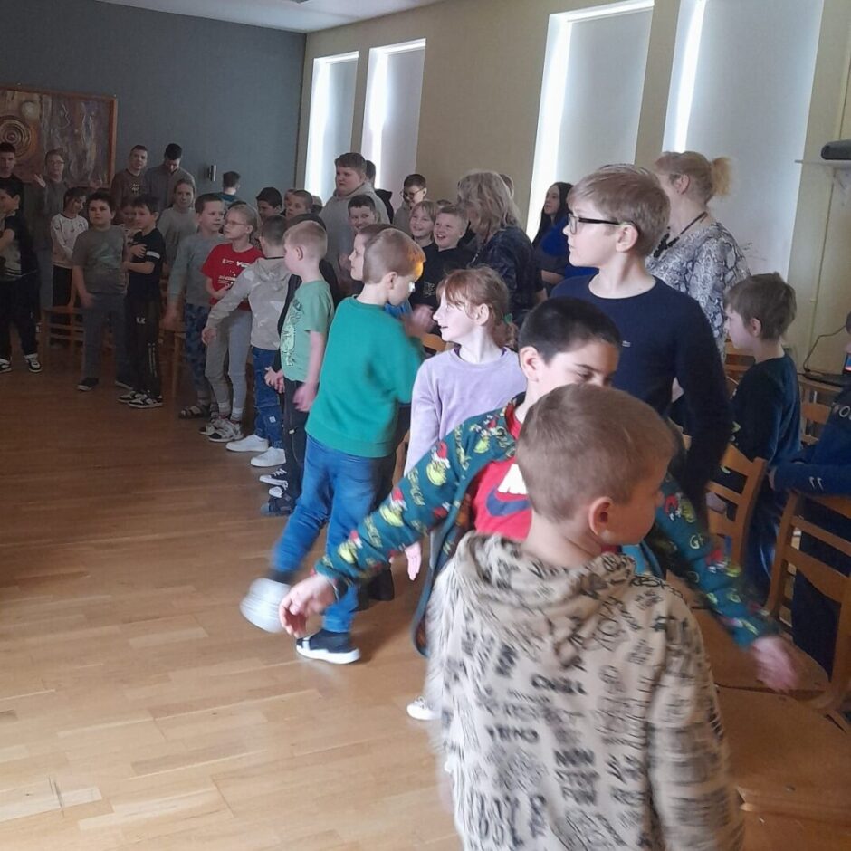 Skolēni iet rotaļās