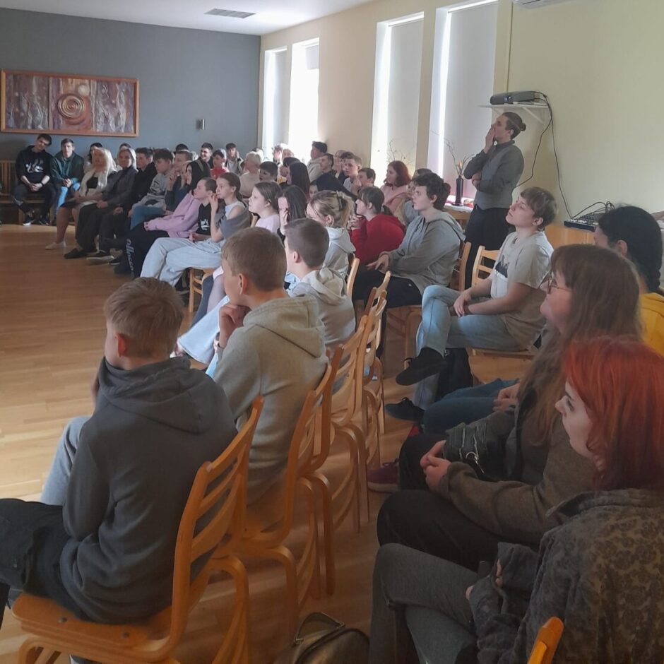 Skolēni skatās priekšnesumus