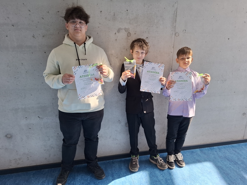 Apbalvotie sskolēni ar diplomiem