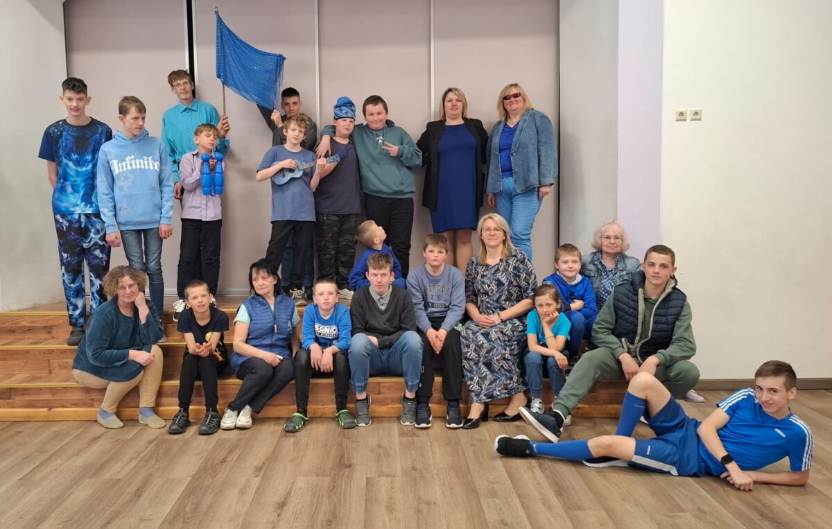 Skolēni zilās drēbēs