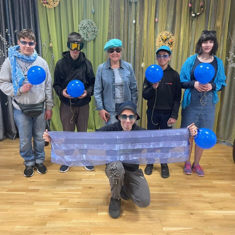 Skolēni zilās drēbēs