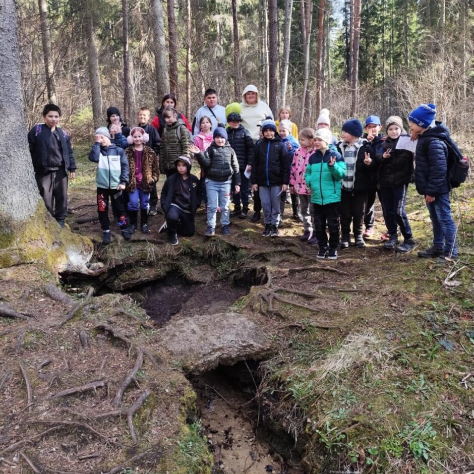 Skolēnu grupa mežā