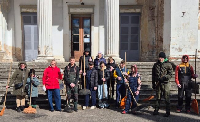 Skolēnu un skolotāju grupa, kuri piedalās talkā