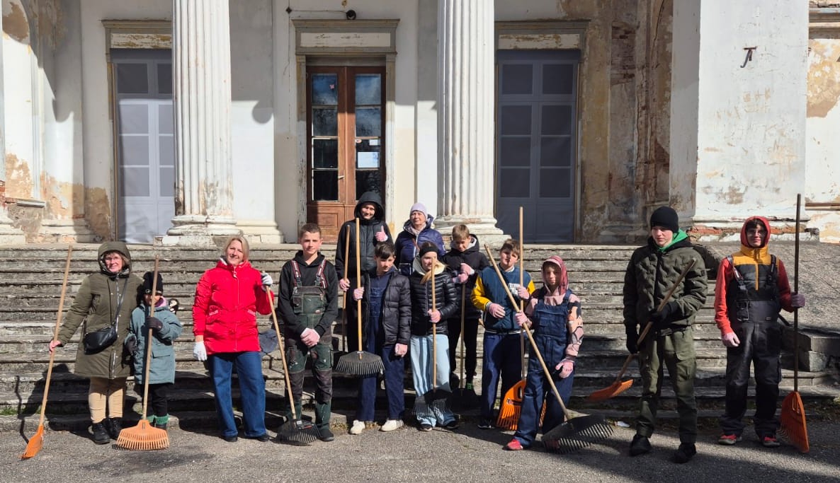 Skolēnu un skolotāju grupa, kuri piedalās talkā