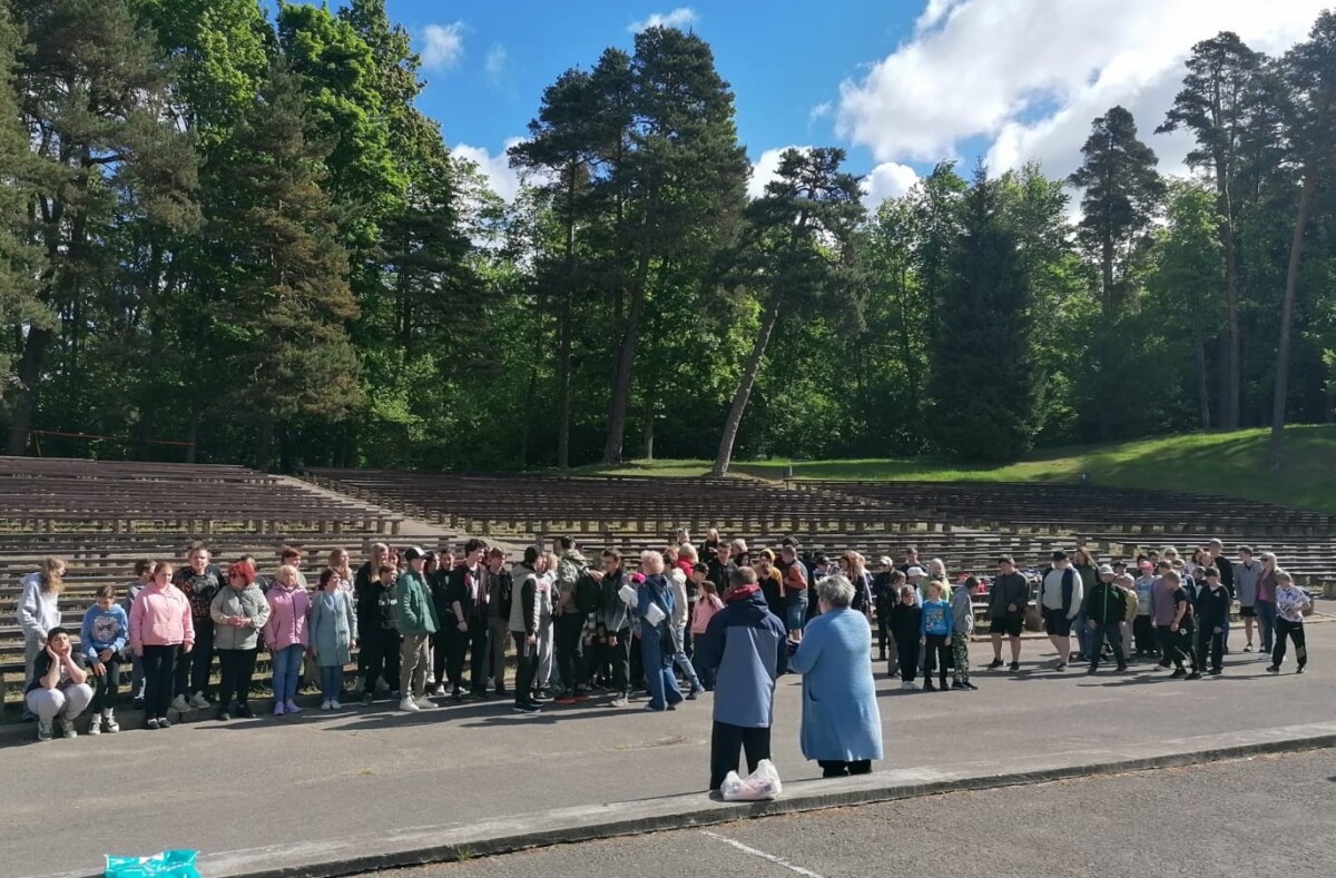 Skolēni lec ar maisiem