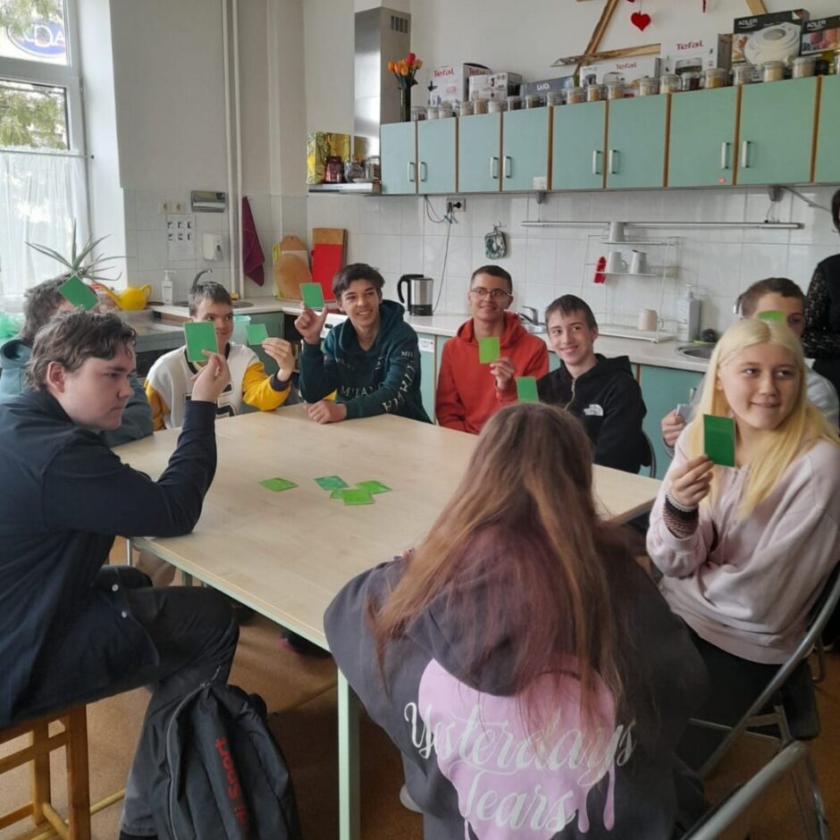 Skolēni atbild uz jautājumiem