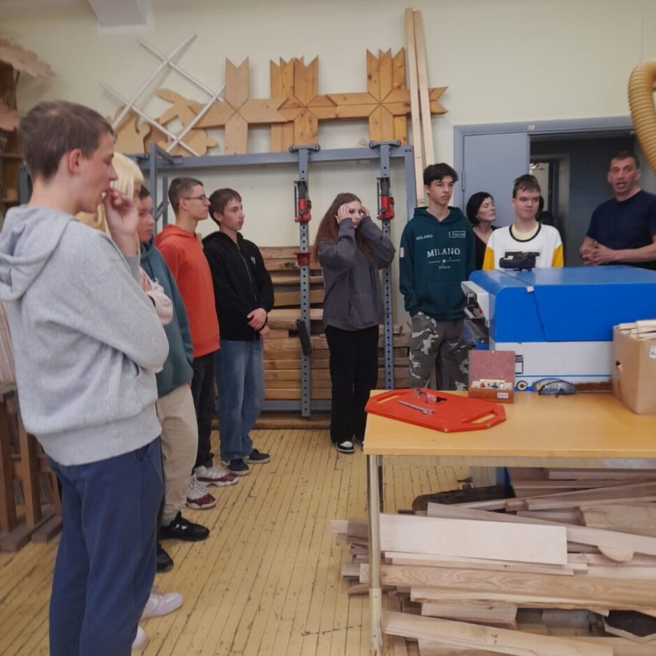 Skolēni iepazīstas ar galdnieku mācību kabinetu