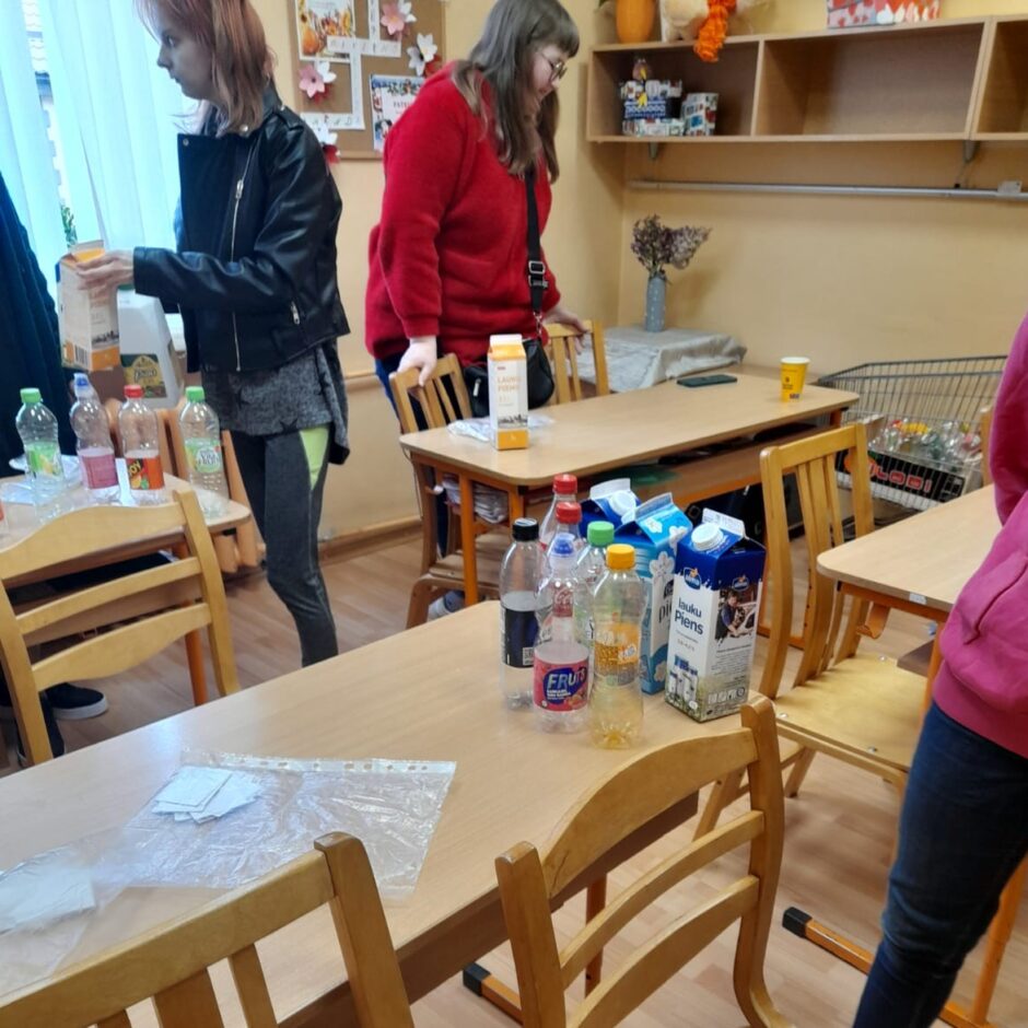 Skolēni darbojas klasē