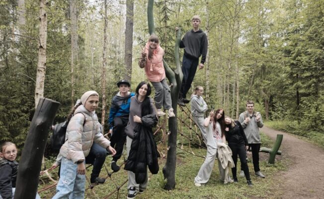 Skolēnu grupa dabas parkā