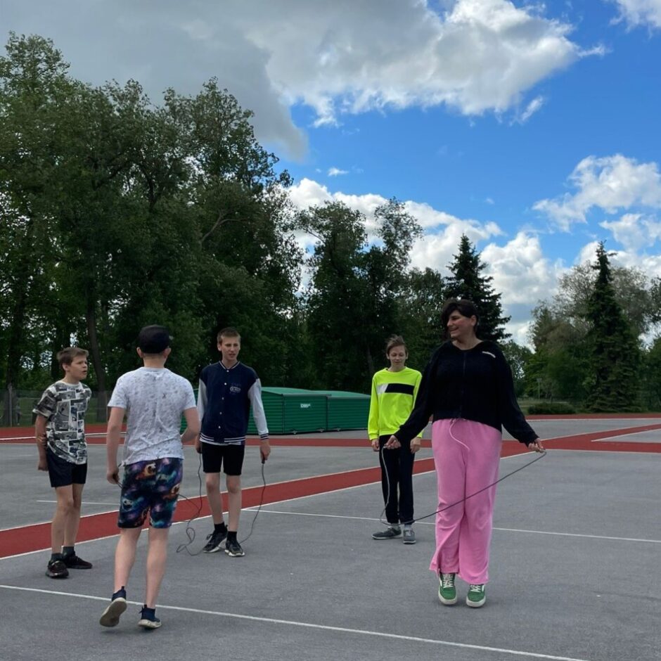 Skolēni sporta laukumā