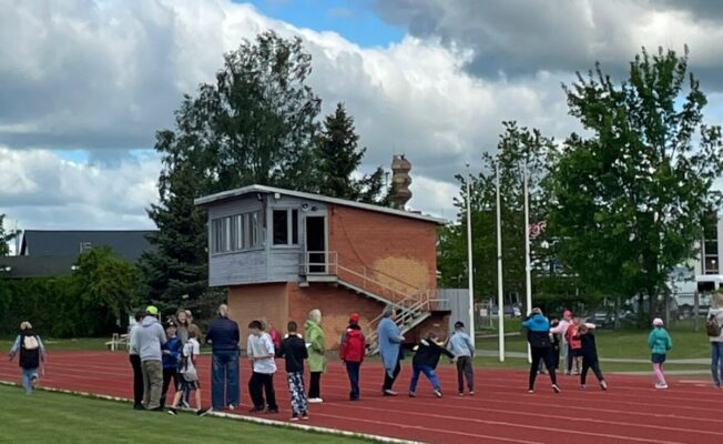Skolēni gatavojas sportot