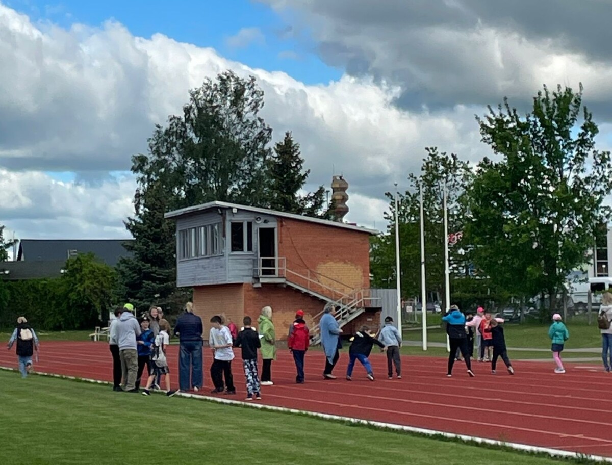 Skolēni gatavojas sportot