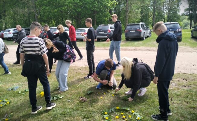 Skolēni piedalās āra aktivitātēs