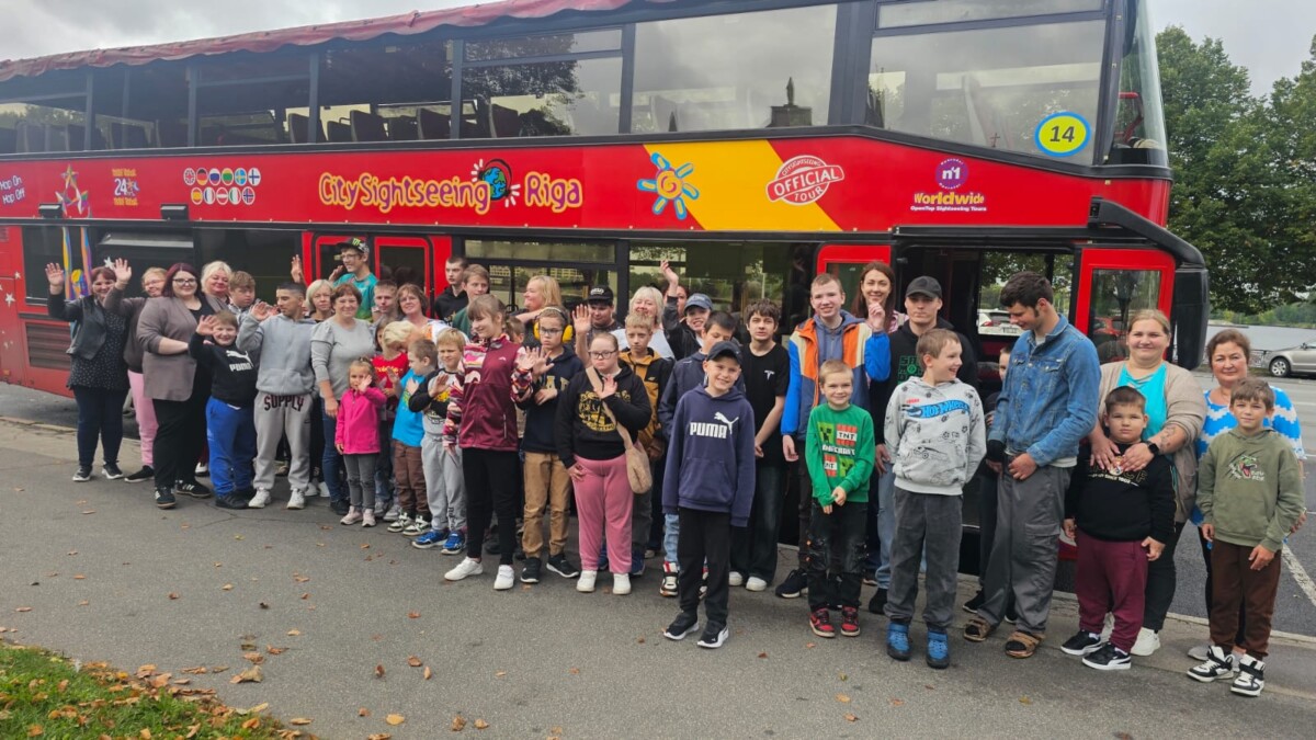 Skolēni pie autobusa