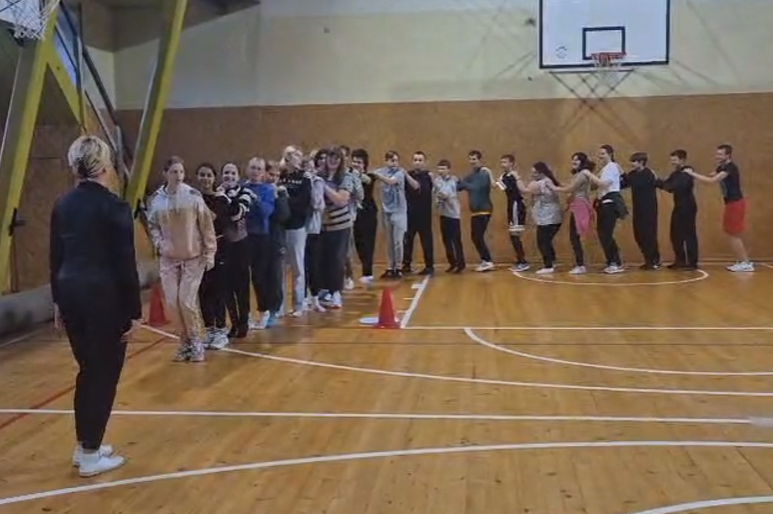 Skolēni veic uzdevumu sporta zālē